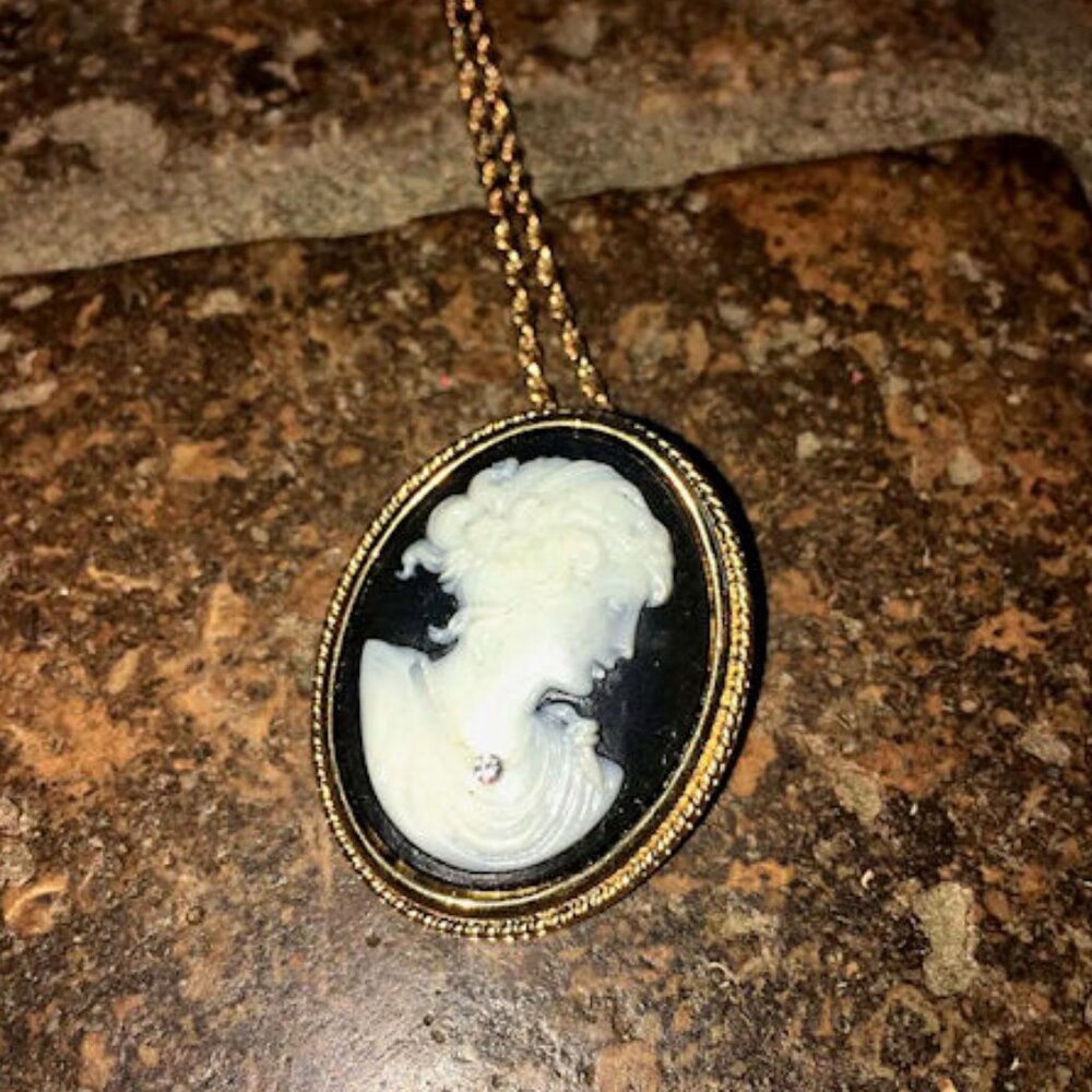 Cameo Necklace Gold Chain Blue and White Cameo - Picture 2 of 3